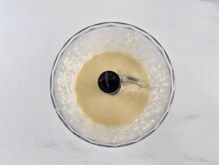 Castanhas, óleo de coco e azeite no liquidificador.