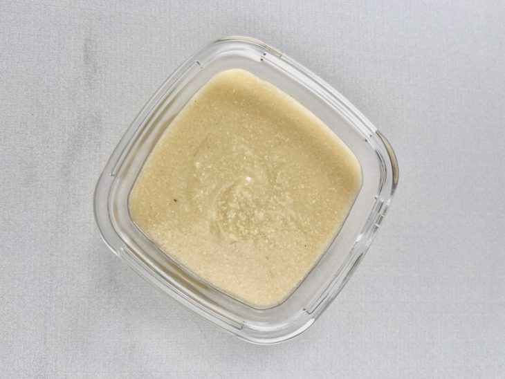 Mistura de castanhas no recipiente.