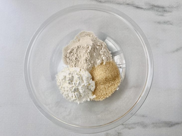 Ingredientes secos na tigela.
