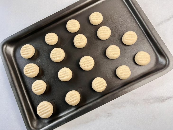 Biscoitos amanteigados vegano e sem glúten assando.