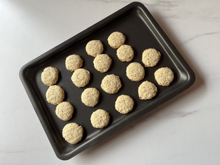 Biscoitos amanteigados vegano e sem glúten assados na forma.