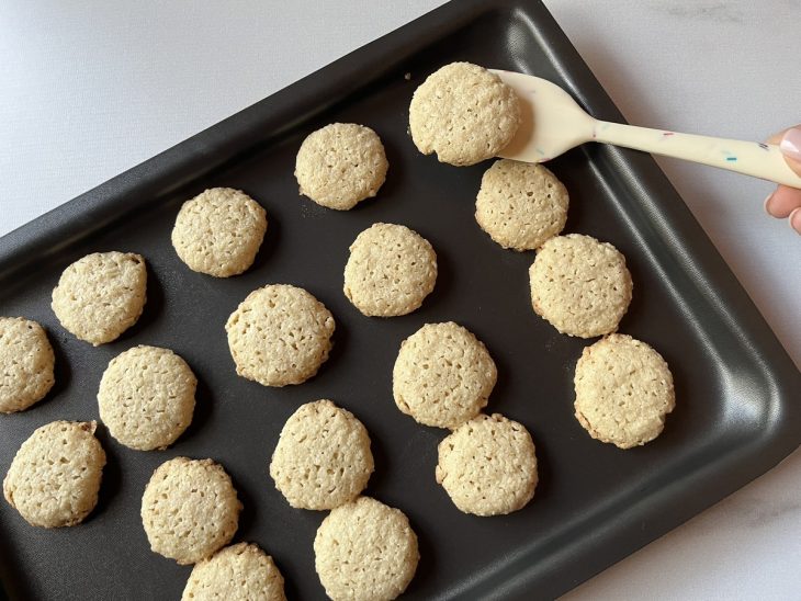 Biscoitos amanteigados vegano e sem glúten soltando da forma.