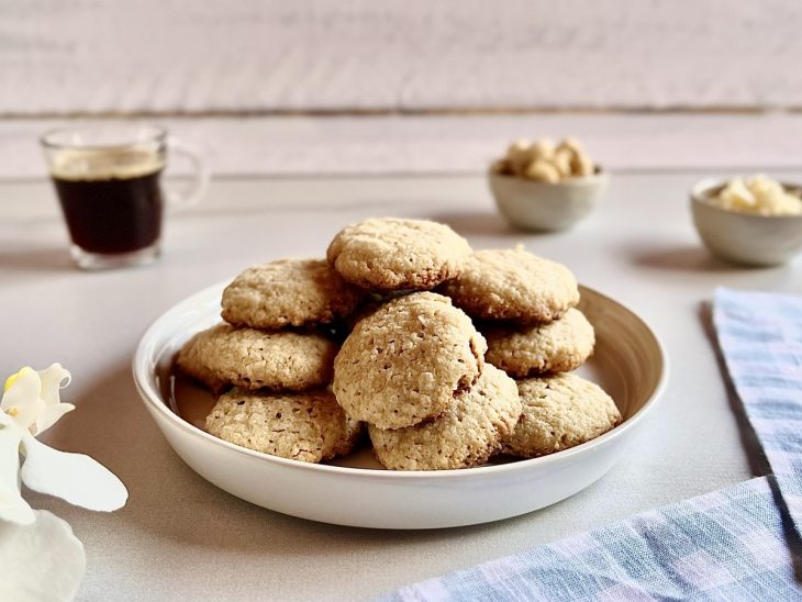 Biscoitos amanteigados vegano e sem glúten prontos.