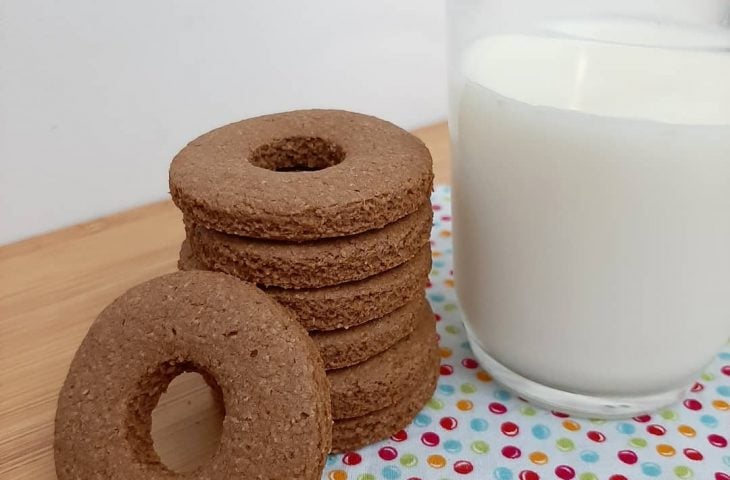 Biscoitos crocantes de aveia e cacau