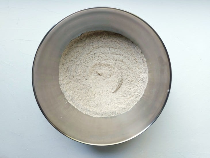 Um recipiente contendo a mistura de amido de milho, farinha, açúcar, bicarbonato, canela e sal.