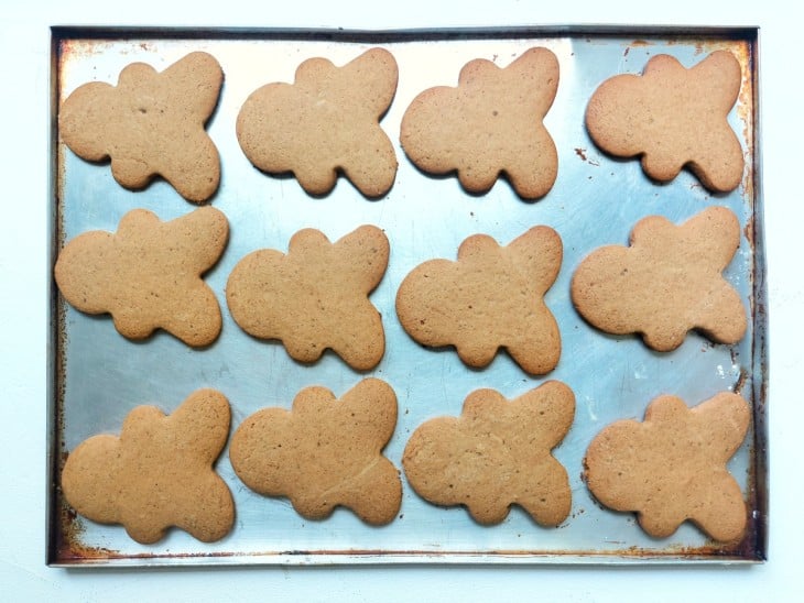 Uma assadeira com vários biscoitos assados.