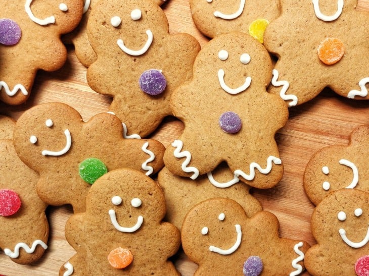 Uma tábua contendo vários biscoitos de gengibre.