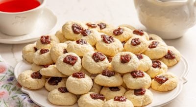 Biscoitos de nata com coco e goiabada