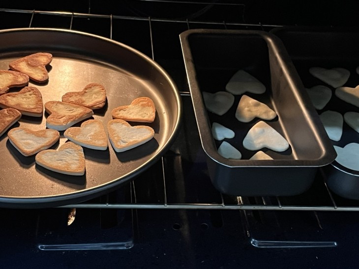 Duas formas com os biscoitos sendo assadas no forno.