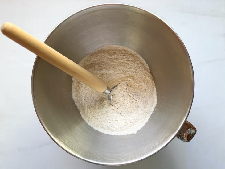 Ingredientes secos misturados na tigela.