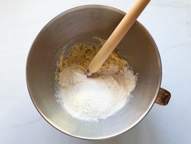 Farinha adicionada à tigela.