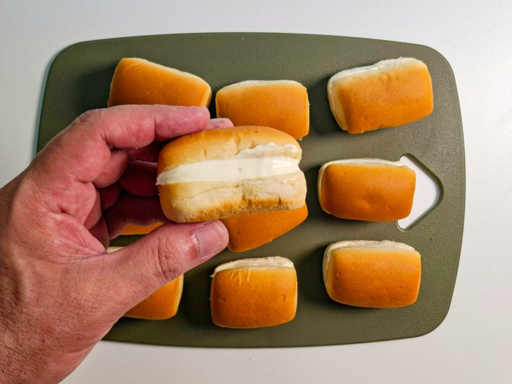 Bisnaguinhas recheadas com requeijão.