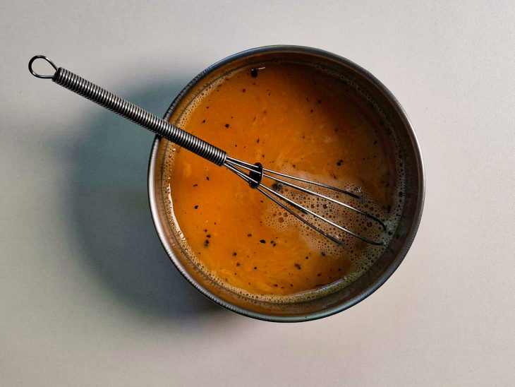 Ovo temperado e batido numa tigela.