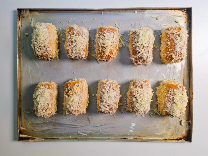 Bisnaguinhas empanadas na assadeira.