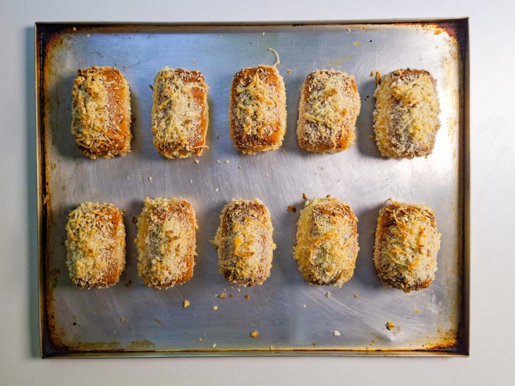 Bisnaguinhas saídas do forno, douradas.