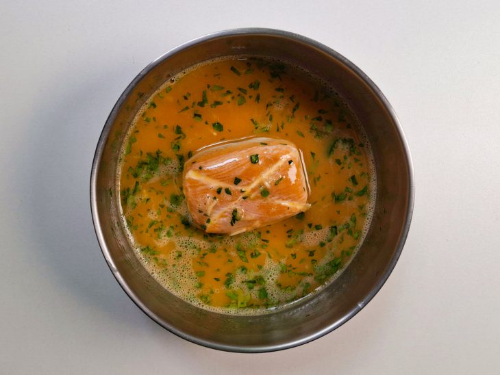 Bisnaguinhas sendo mergulhadas na mistura até ficarem totalmente cobertas.