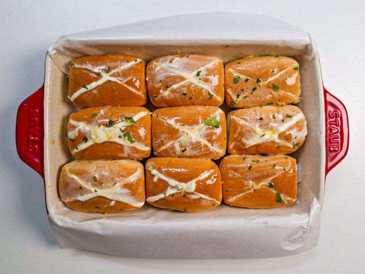 Pãezinhos dispostos na assadeira.