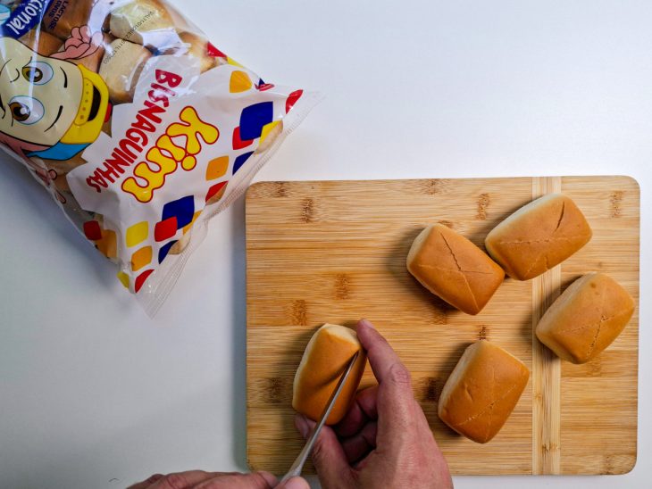 Corte em X feito no topo das bisnaguinhas com faca pequena.