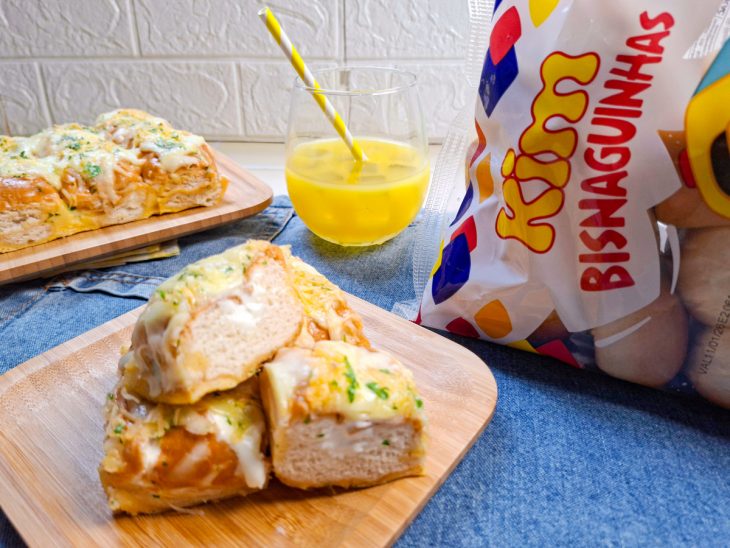 Bisnaguinha de alho servida na tábua.