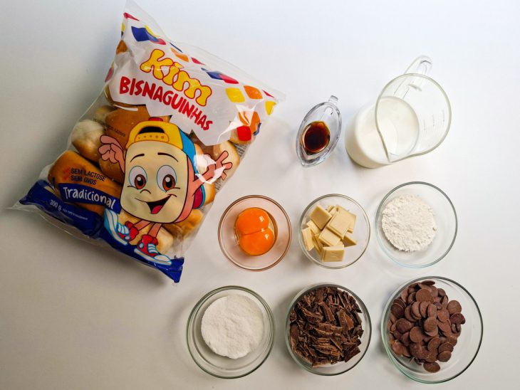 Ingredientes reunidos na bancada.