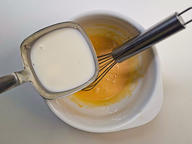 Leite adicionado na mistura de açúcar com as gemas e farinha.