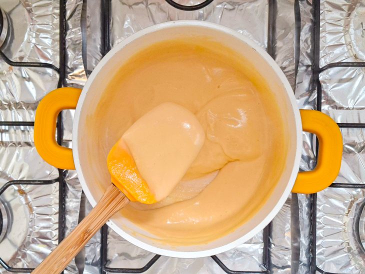 Mistura transferida para a panela com leite.