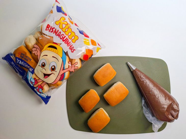 Creme transferido para um saco de confeiteiro.