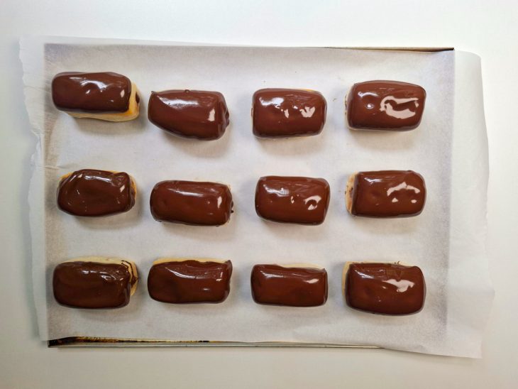 Bisnagas mergulhadas no chocolate.