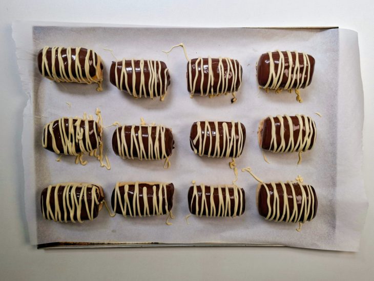 Bisnagas decoradas com o chocolate branco.