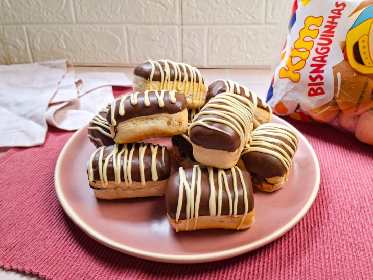 Bisnaguinhas de chocolate prontas, servidas em prato branco.
