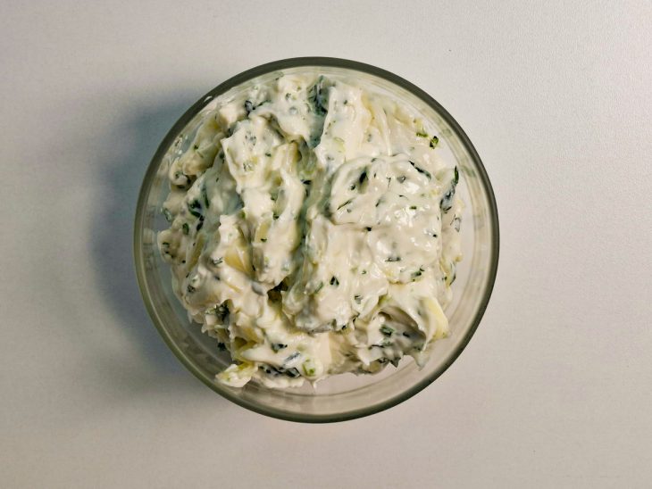 Cream cheese, queijo mussarela e salsinha misturados.