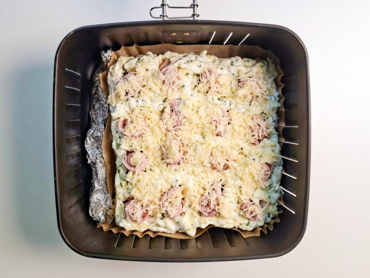 Parmesão ralado por cima das bisnaguinhas.