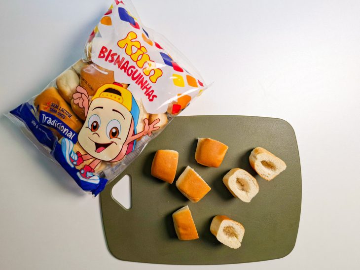 Partes cortadas das bisnaguinhas com o miolo tirado.