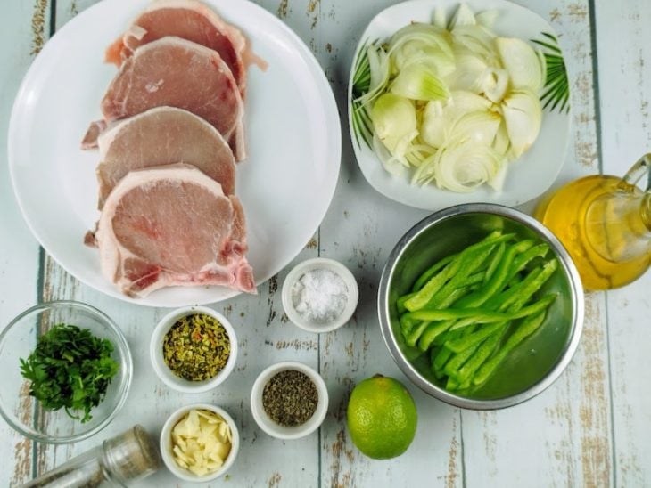 Ingredientes para a receita de bisteca assada reunidos em uma bancada.