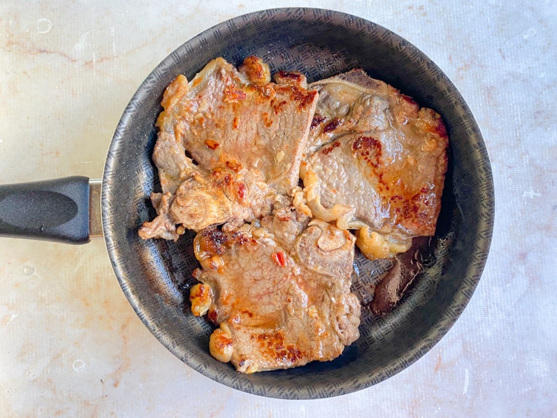 Bistecas grelhadas na frigideira.
