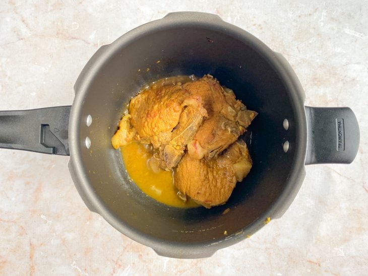 Bistecas fritando na panela sem batatas.