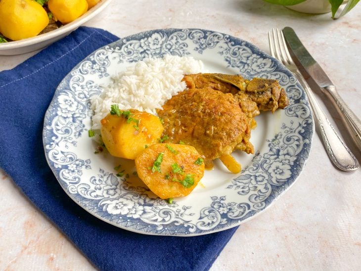 Bisteca com batatas servida com arroz.