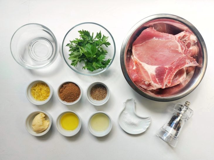 Ingredientes da bisteca com molho de limão reunidos na bancada.