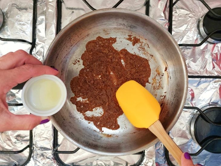 Água e caldo de limão na frigideira com o açúcar.