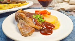 Bisteca de porco com barbecue