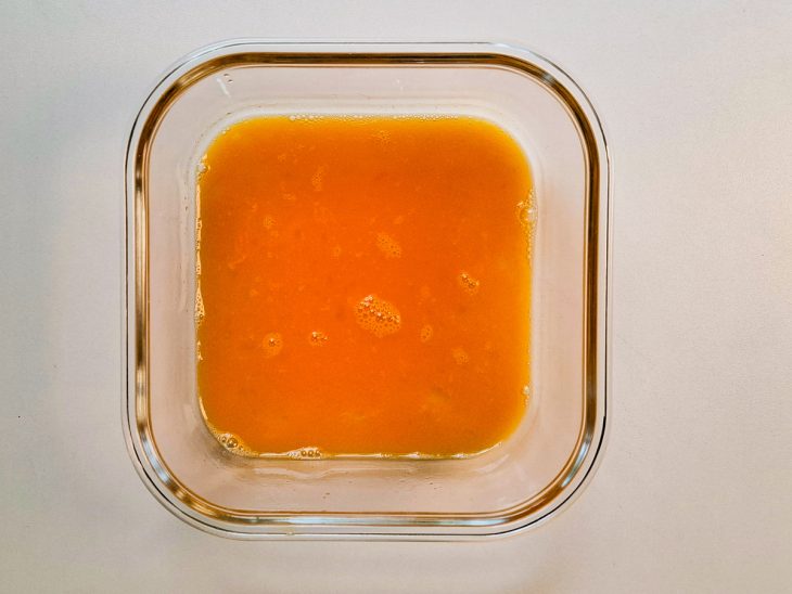 Num recipiente, os ovos batidos.