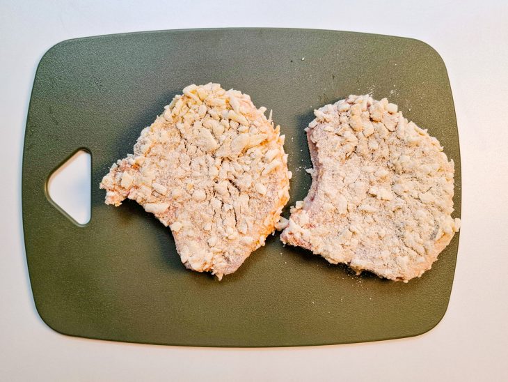 Bistecas empanadas nos ovos e farinha com queijo.