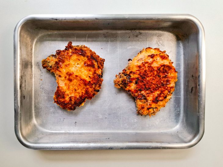 Bistecas na forna, já assadas e douradas.