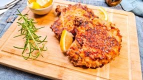 Bisteca de porco empanada e assada