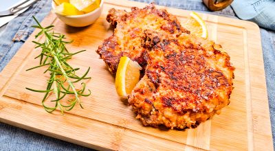 Bisteca de porco empanada e assada