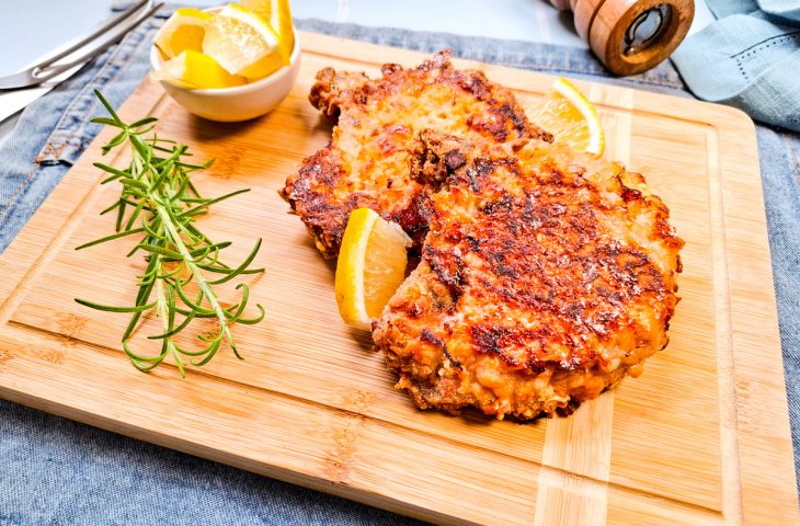 Bisteca de porco empanada e assada