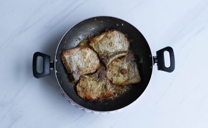 Bistecas de porco fritas quase prontas.