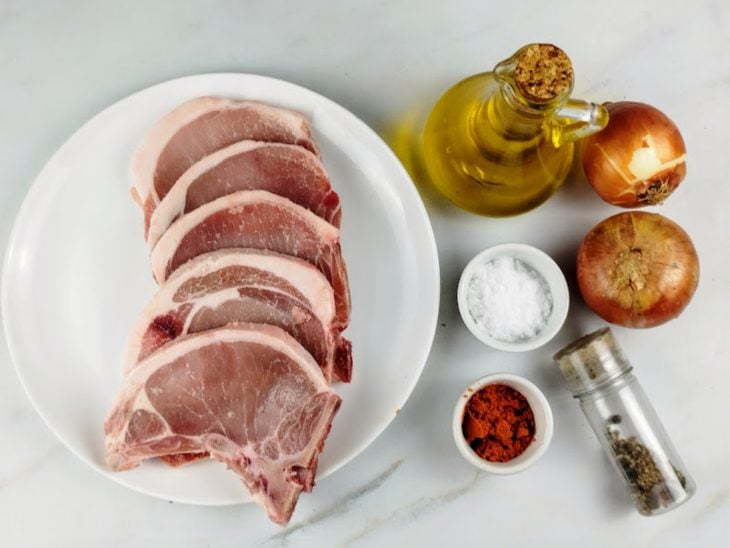 Ingredientes para a receita de bisteca fácil e rápida.
