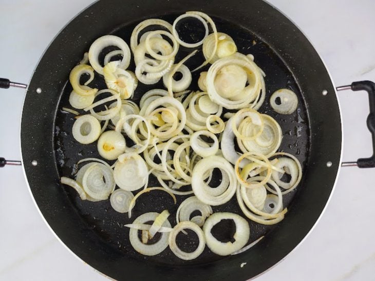 Cebolas na frigideira com óleo.