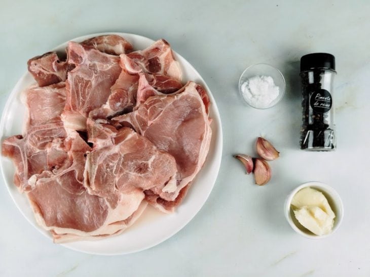 Ingredientes para a receita separados em uma bancada.